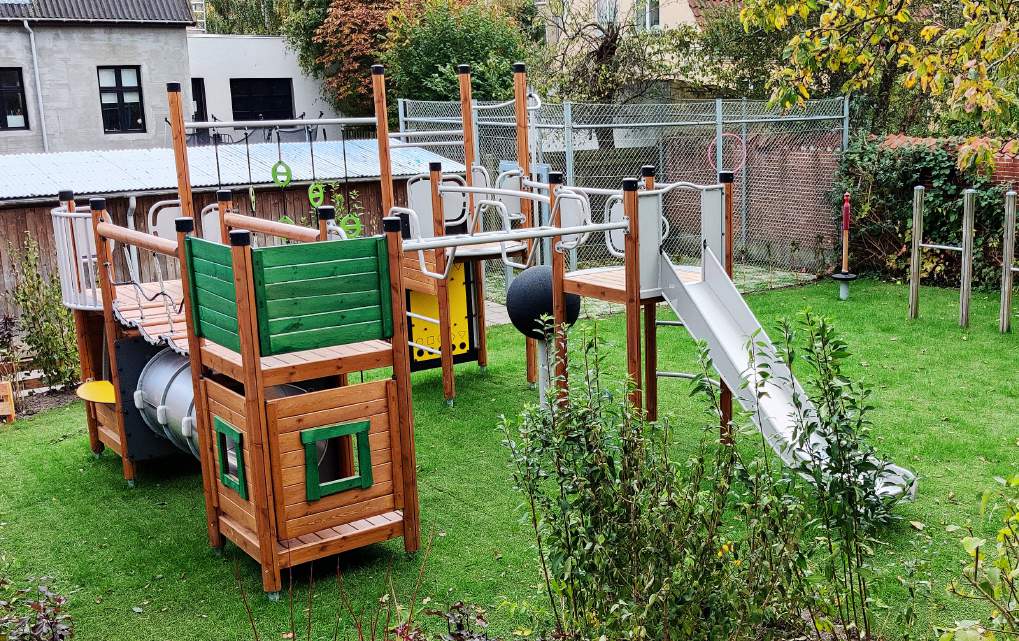 green-hybrid-grass-playground